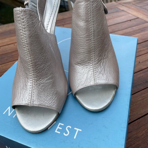 NINE WEST SILVER TOBAGO TRANSLUCENT WEDGE. SIZE 7.5 - Picture 7 of 11